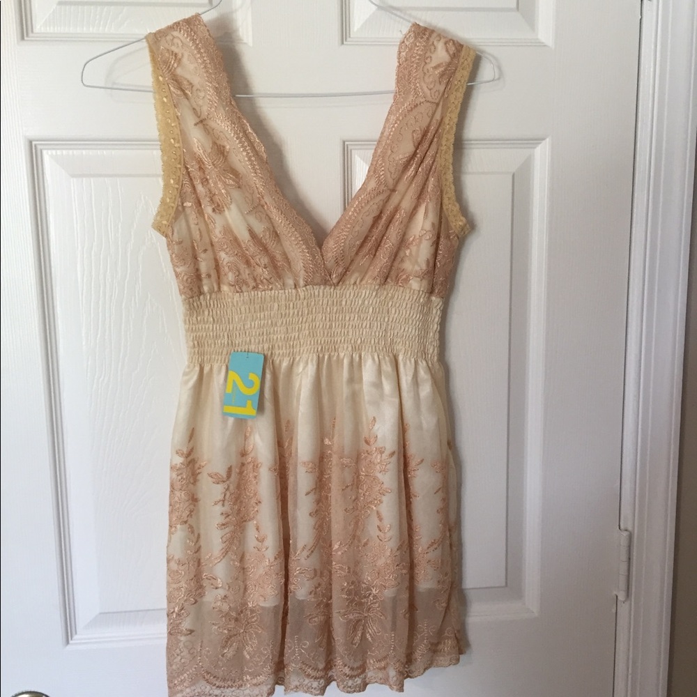 NWT SLEEVELESS V NECK TOP from Twenty One